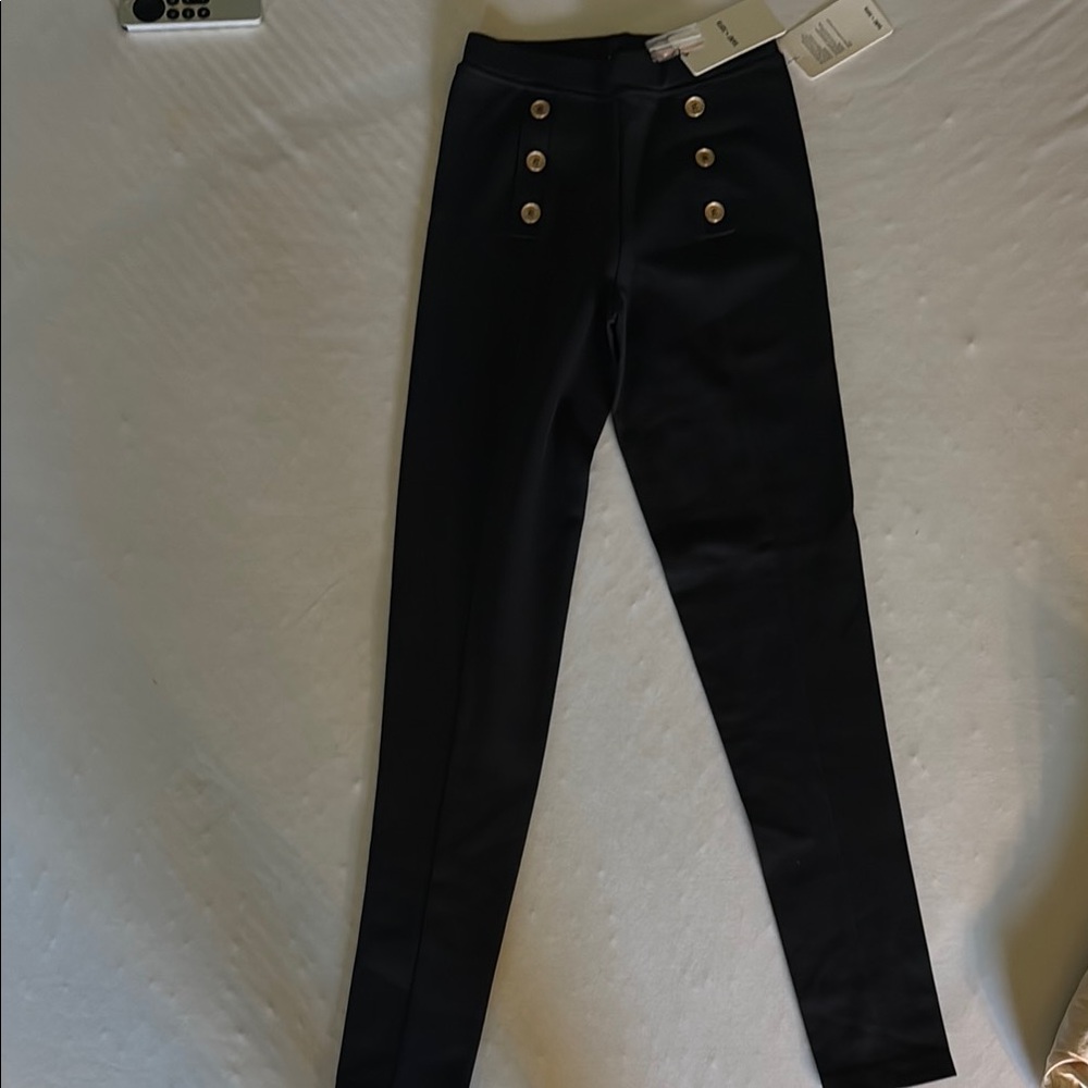 Saint + Sofia classic leggings in black. Mid-Waisted Pants with Gold Buttons.